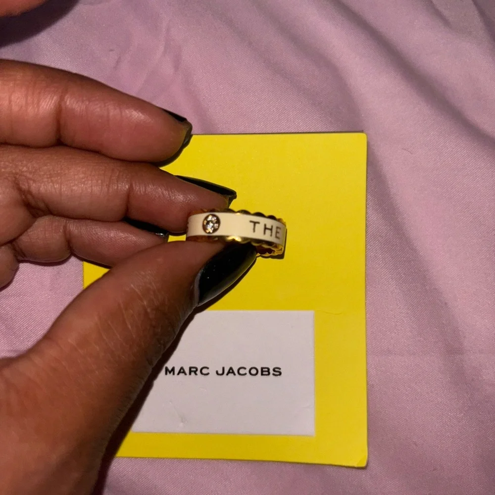 Marc Jacobs Cream and Gold Logo Ring Size 7 - Picture 4 of 4